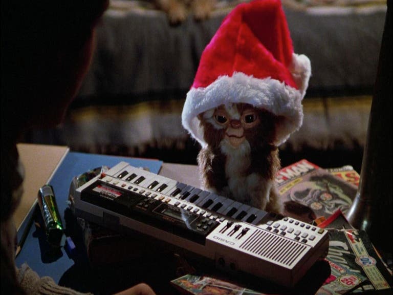 Gizmo wears a Santa hat in "Gremlins" (1984) 