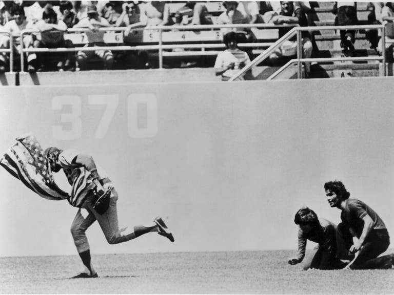 Rick Monday saves the American flag from two protesters